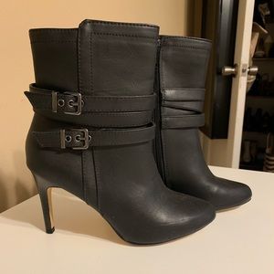 Black heeled boot size 6